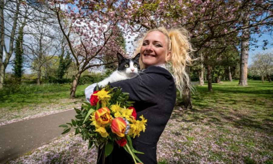 Una donna britannica ha sposato il suo gatto in modo che il suo padrone di casa non li separi